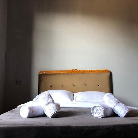 Lucky Family Hotel Tbilisi Buitenkant foto
